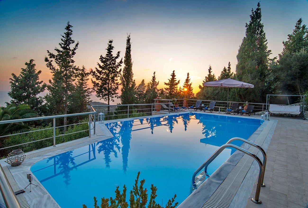 Hillside Villa With Pool Bar & BBQ
