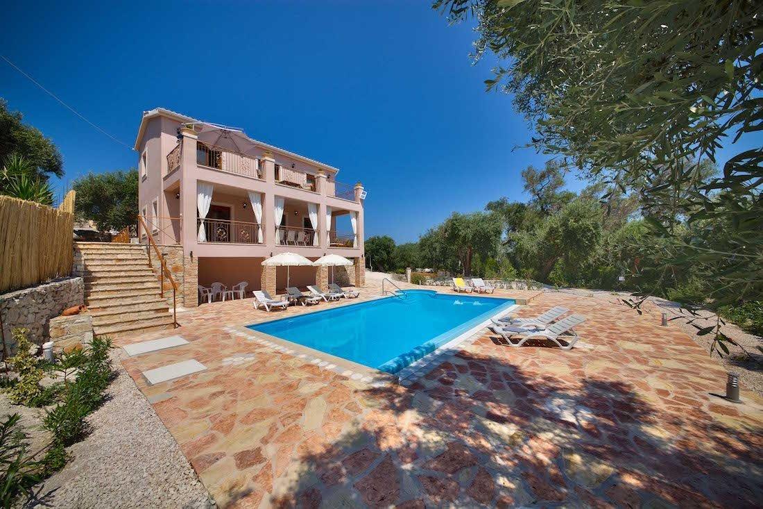 4-Bed Villa Near Loggos Village