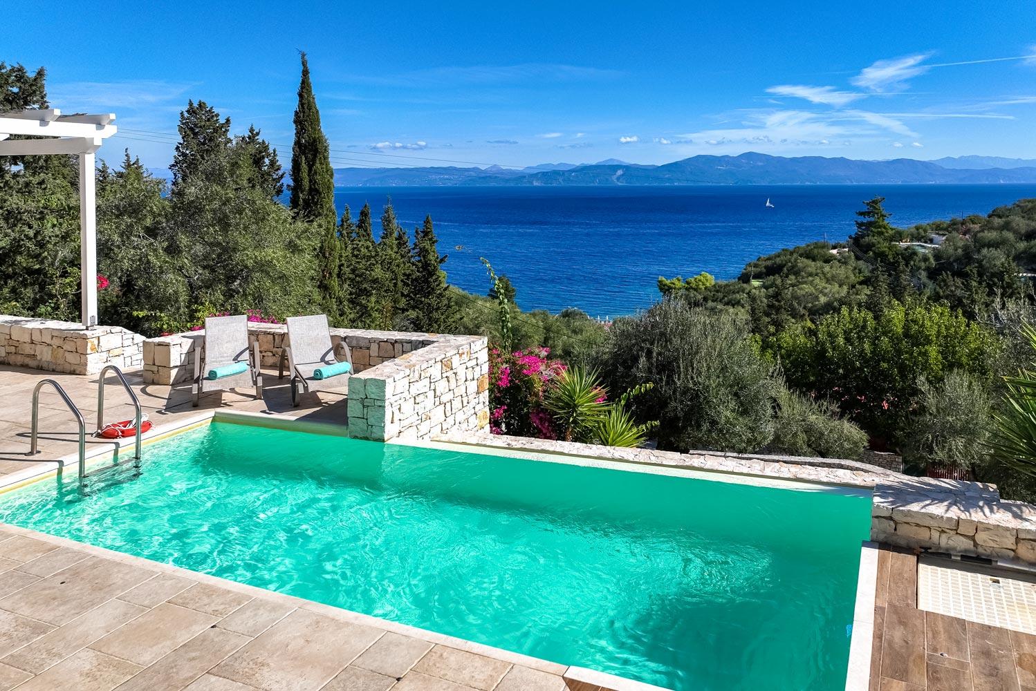 Sunny, Modern, Infinity Pool - walk to Gaios